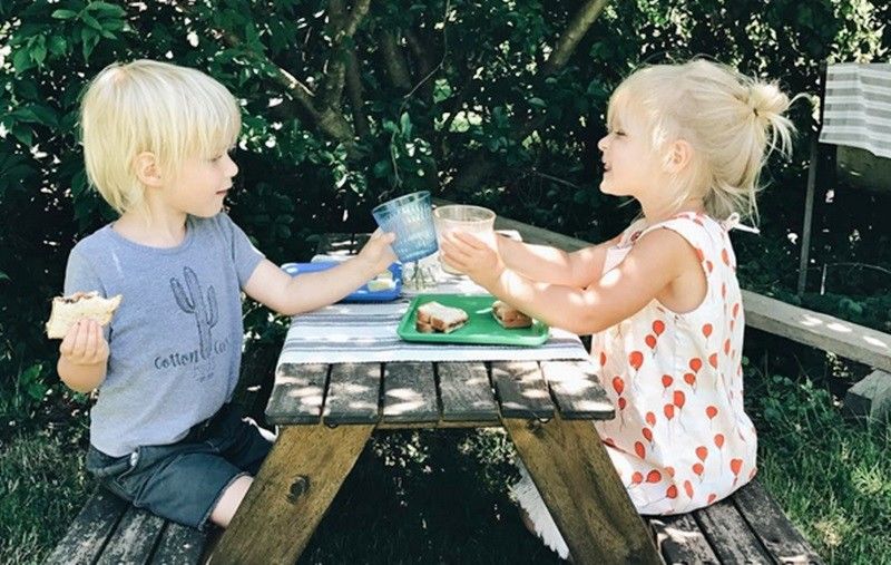 Anak Kembar Yang Hobi Eksis Di Instagram